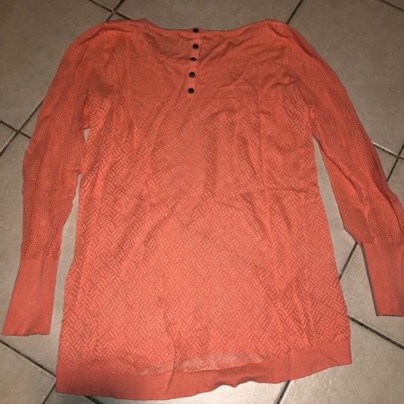 Woman’s top - Picture 2 of 3